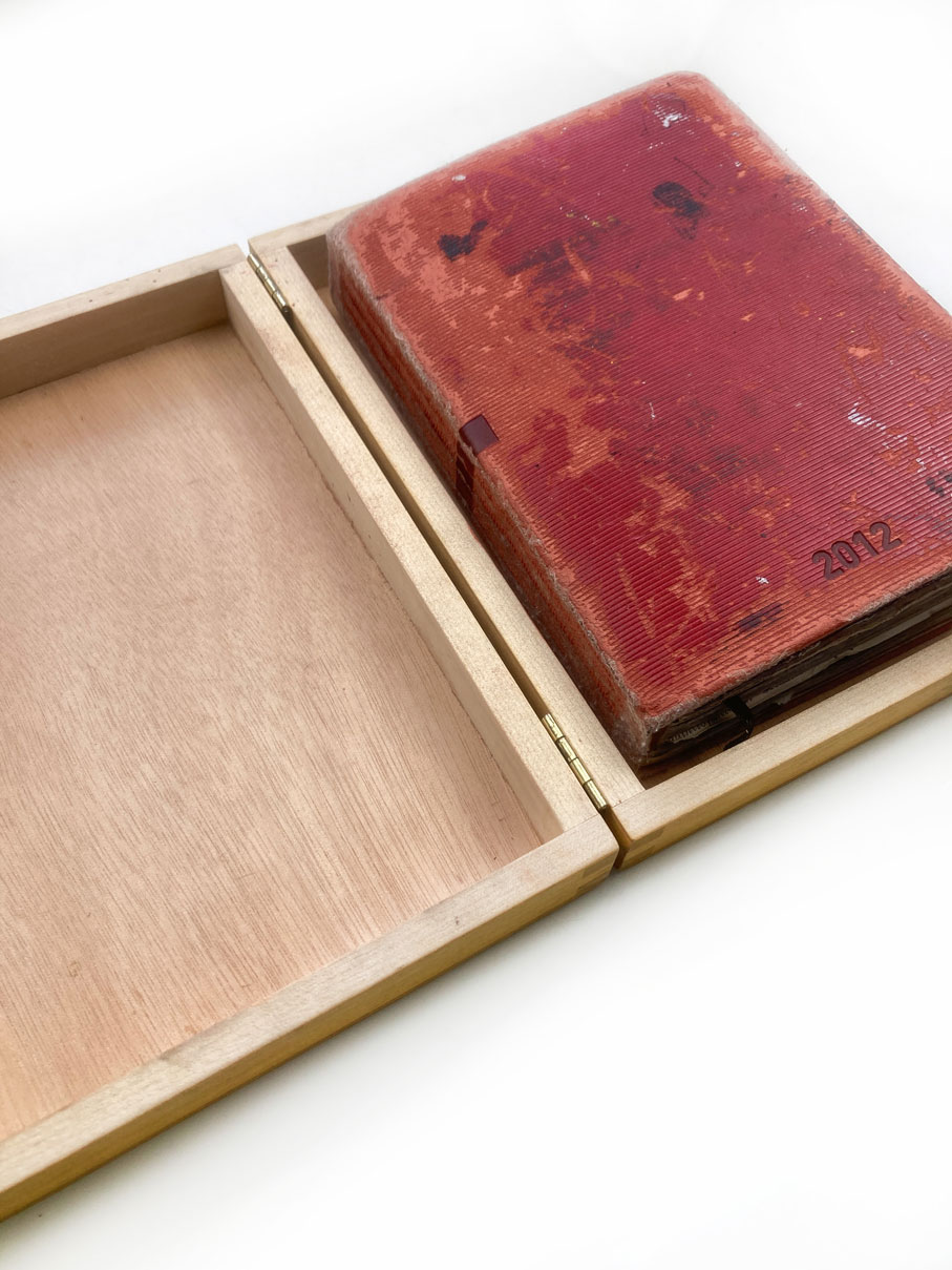 Agenda 2012 presented inside its wooden case